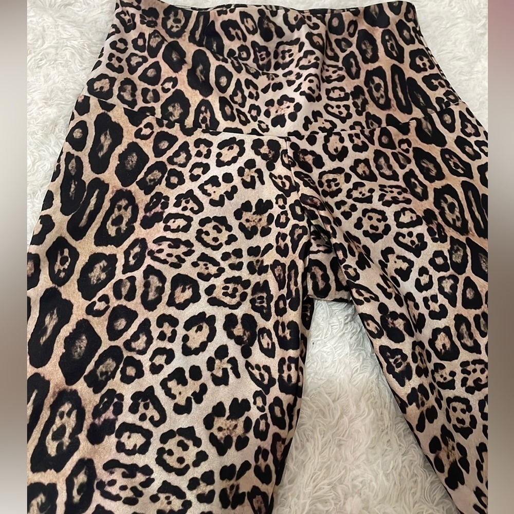 Onzie Leopard Print Biker Shorts leggings - Picture 9 of 10